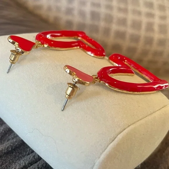 ‼️SOLD‼️Red Heart Dangle Earrings - Picture 3 of 6